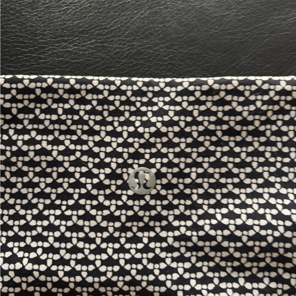 Lululemon In Movement Short in Monochromic Black size 8 - Picture 4 of 8